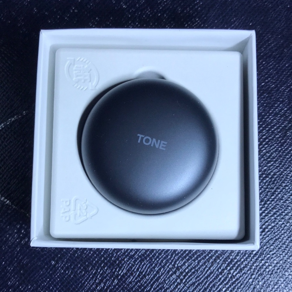 LG TONE Free Wireless Earbuds - Black - Picture 4 of 8